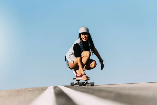 Wanita skater cantik naik di longboard-nya . — Stok Foto