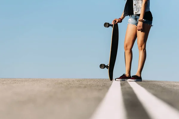 Vackra skater kvinna poserar med hennes longboard. — Stockfoto