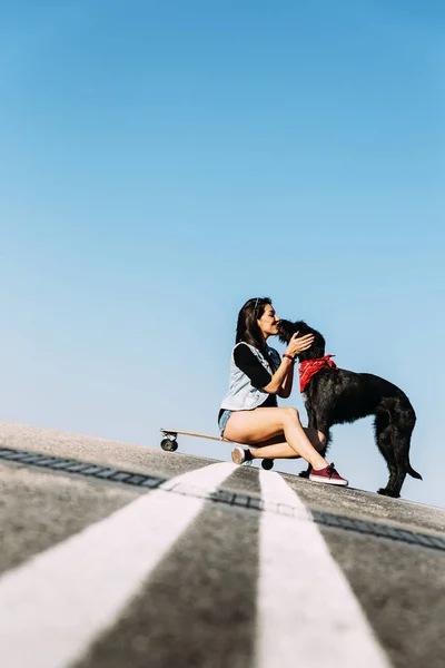 Bela jovem amando seu cão . — Fotografia de Stock