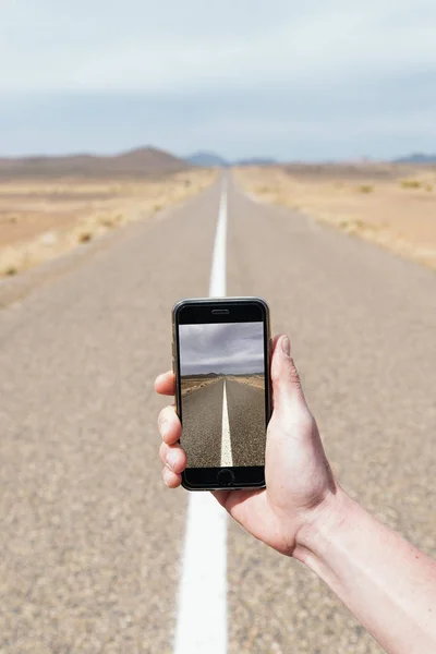 Картина на мобільному телефоні дороги . — стокове фото