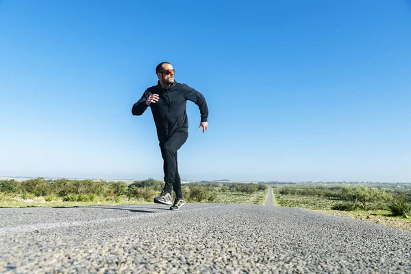 Atleta homem corredor correndo na estrada . — Fotografia de Stock