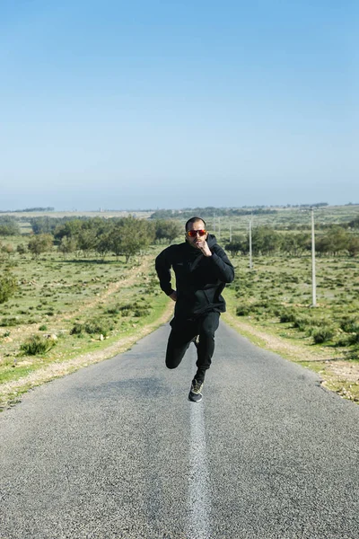 Atleta homem corredor correndo na estrada . — Fotografia de Stock