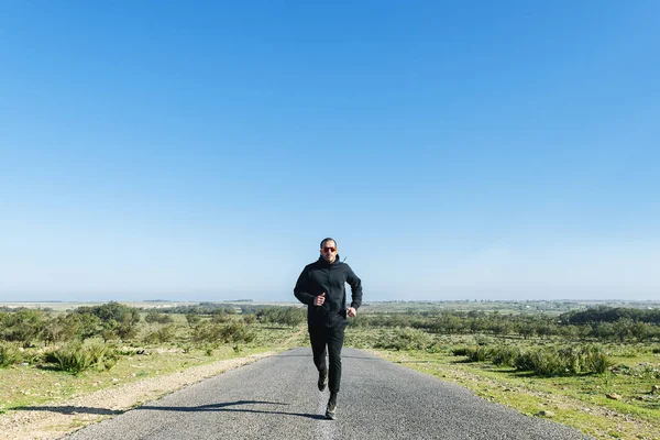 Atleta homem corredor correndo na estrada . — Fotografia de Stock