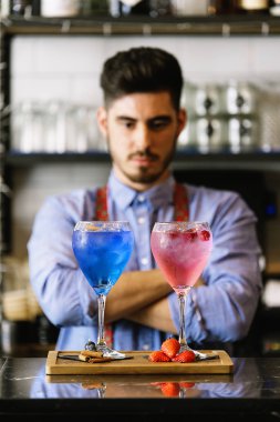Barmen gece kulübünde kokteyl yapıyor.