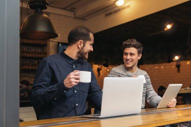 Arkadaşlar Tablet ve dizüstü bilgisayar kullanarak.