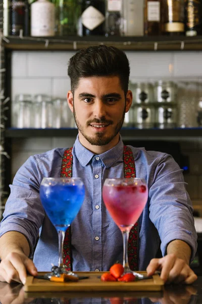 Barman está fazendo coquetel no clube noturno . — Fotografia de Stock