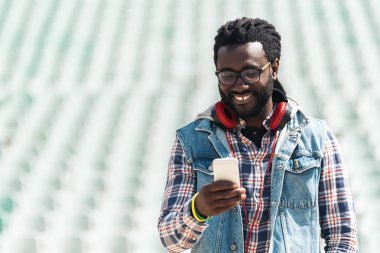 Telefon kullanan Amerikalı adam.