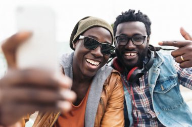 İki siyah ırk arkadaşlar eğlenmeye.