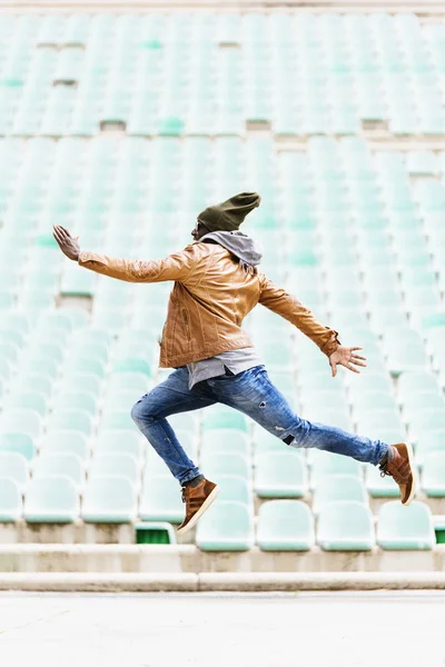 Hombre americano saltando en el parque . — Foto de Stock