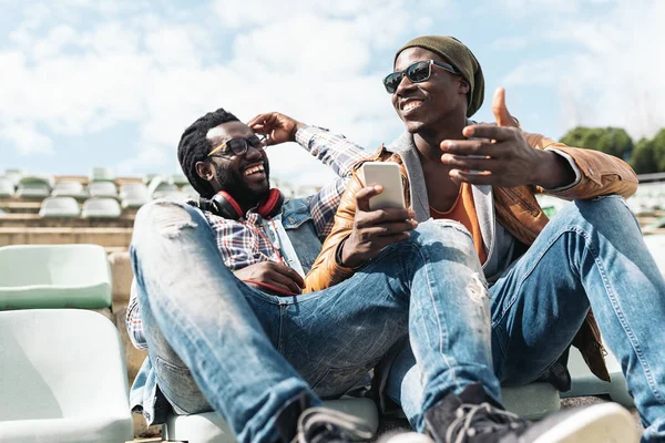 Deux amis de race noire s'amusent . — Photo