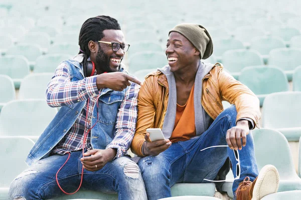 Deux amis de race noire s'amusent . — Photo
