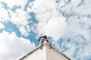 Telefon kullanan Amerikalı adam.