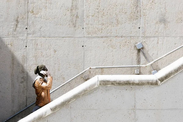 Hombre americano usando el móvil en la calle . —  Fotos de Stock