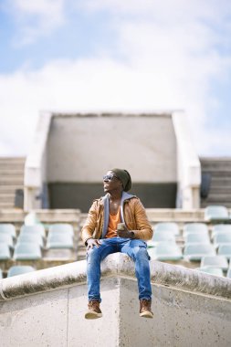 Telefon kullanan Amerikalı adam.