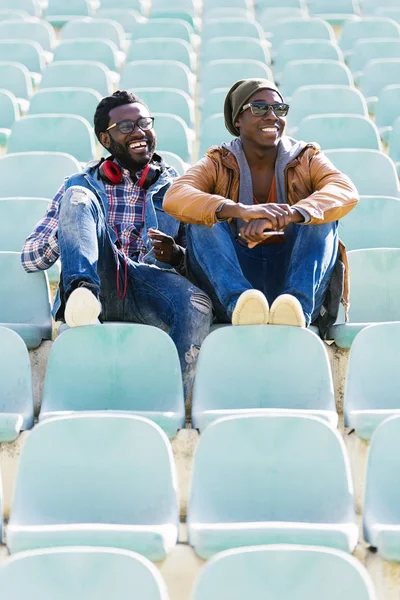 Deux amis de course noirs s'amusent dans le parc . — Photo
