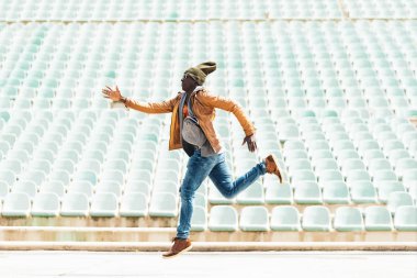 Amerikalı adam parkta atlama.