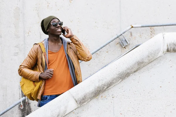 Pria Amerika menggunakan ponsel di jalan. . — Stok Foto