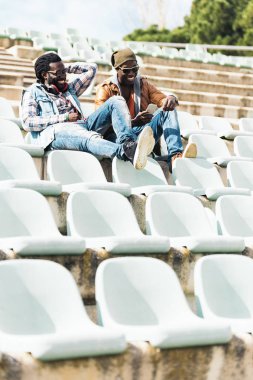 Having oyunculuk ile hareket eden iki siyah ırk arkadaş.