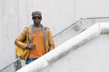 Genç casual adam kameraya bakan.