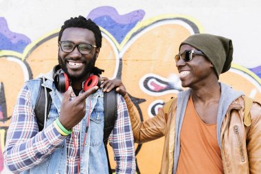 İki siyah ırk arkadaşlar eğlenmeye.