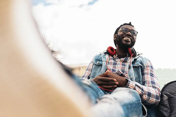 Africano giovane ascolto musica . — Foto Stock