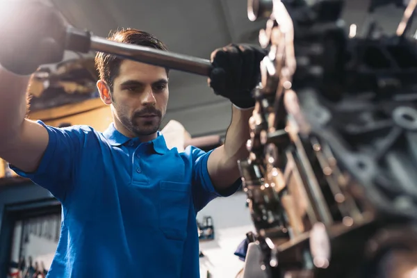 Professionella mekaniker reparerar bil. — Stockfoto