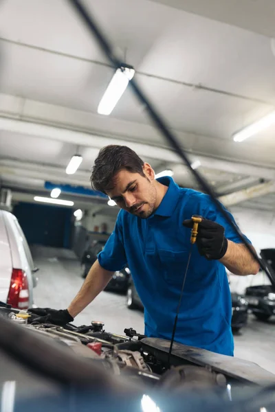 Carro mecânico profissional de reparação . — Fotografia de Stock