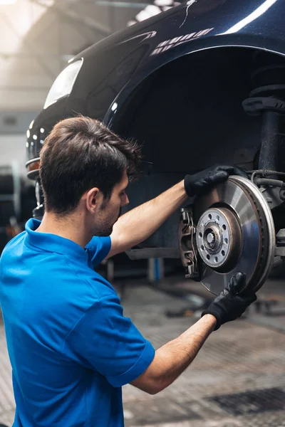 Trabalho mecânico do carro profissional . — Fotografia de Stock