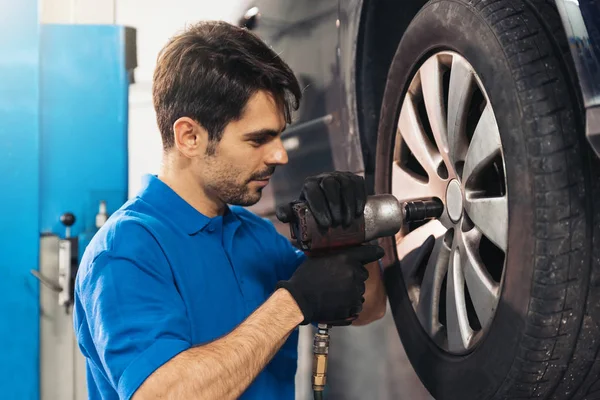 Mecánico de coche profesional trabajando. — Foto de Stock