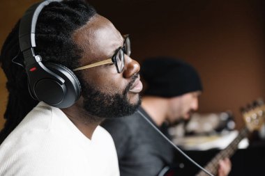 Üreten sanatçılar müzik.