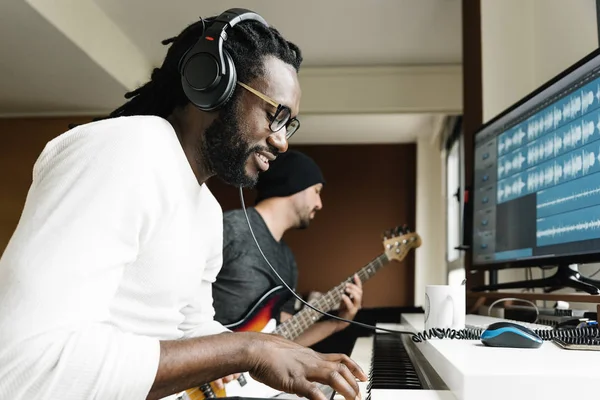 Artistas produciendo música . — Foto de Stock