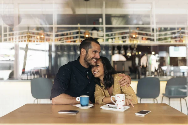 Lachende paar liefhebbers plezier. — Stockfoto