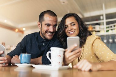 Mutlu arkadaş telefon kullanma.