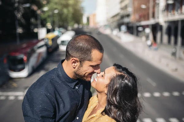 Couple souriant d'amoureux s'amuser . — Photo