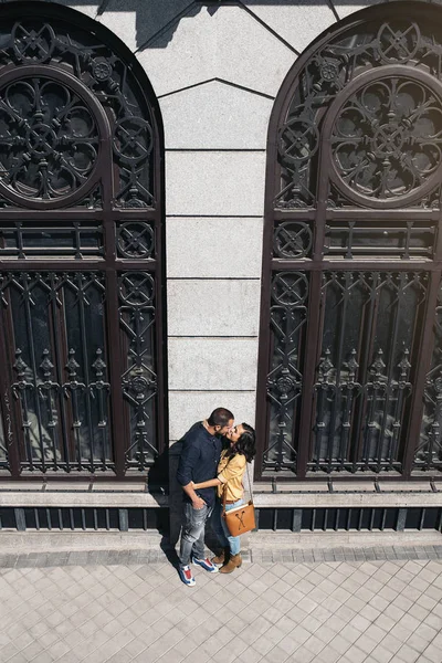 Sonriendo pareja de amantes divirtiéndose . — Foto de Stock