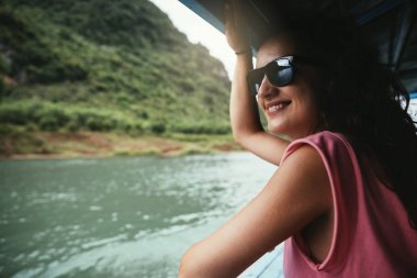 Turist kadın teknede nehir geçiş.