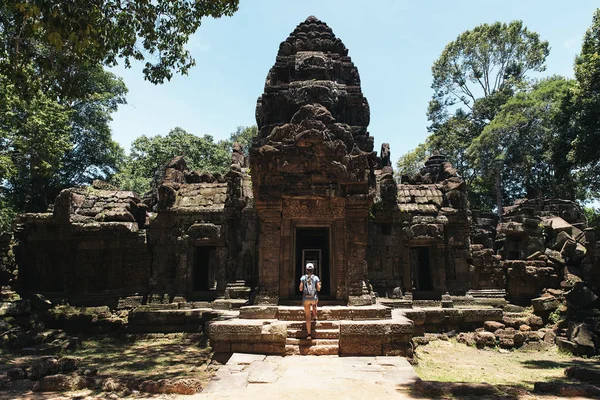 Mujer caminando por Angkor Wat Temple . — Foto de Stock