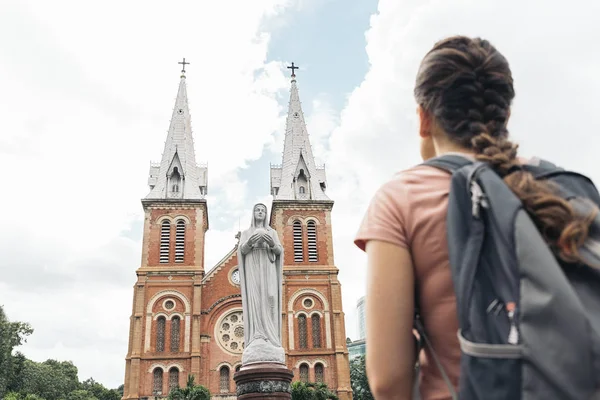 Τουριστική γυναίκα ψάχνει Εκκλησίας notre dame. — Φωτογραφία Αρχείου