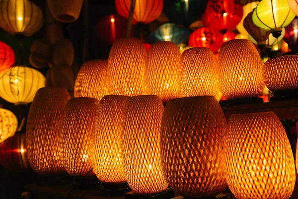 Traditionella lampor i gamla staden Hoi en. — Stockfoto
