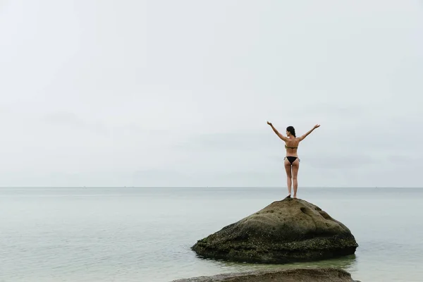 Mujer entrenando yoga en la playa . —  Fotos de Stock