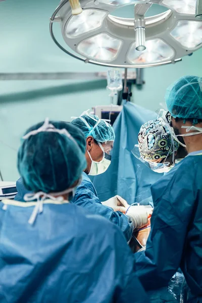 Equipe de Cirurgiões Operando . — Fotografia de Stock