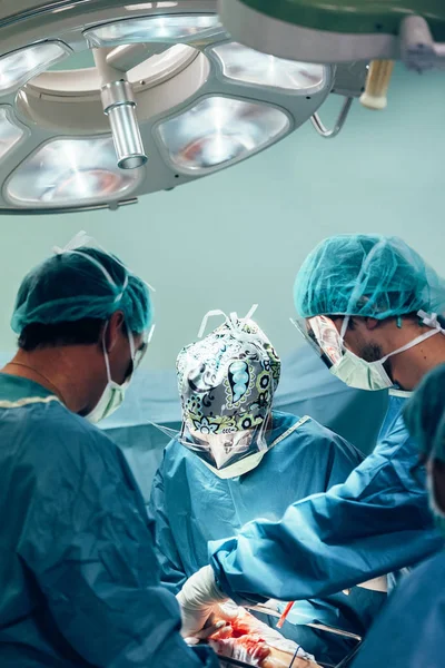 Cerrahlar ameliyat ekibi. — Stok fotoğraf
