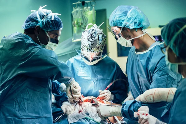 Equipe de Cirurgiões Operando . — Fotografia de Stock