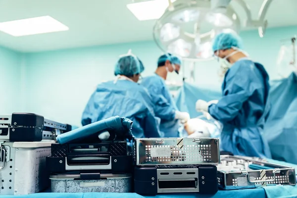 Equipo de Cirujanos Operando . —  Fotos de Stock