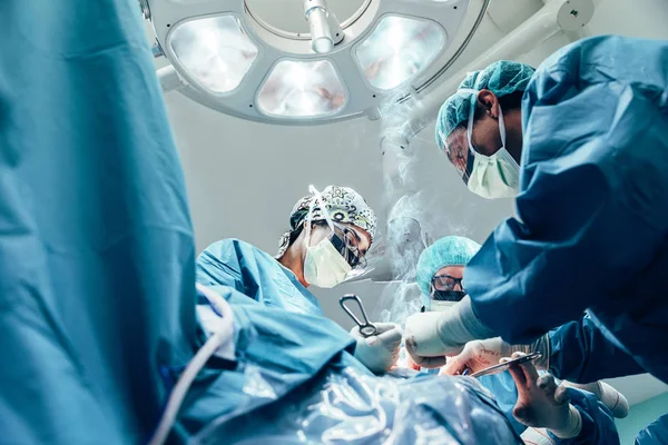 Team av kirurger arbetar. — Stockfoto
