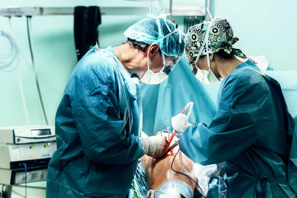 Equipo de Cirujanos Operando . — Foto de Stock