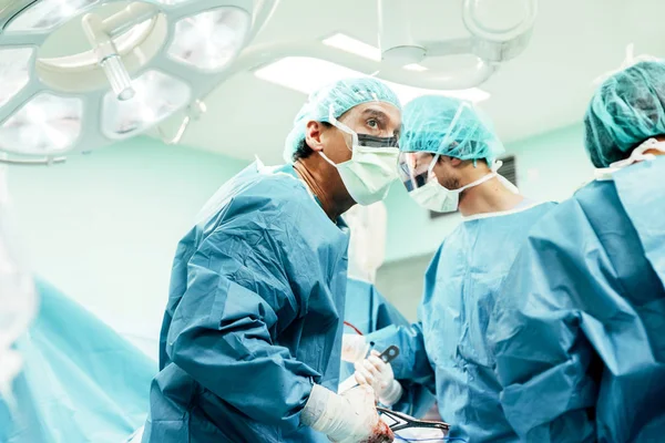Ομάδα χειρουργών που λειτουργούν. — Φωτογραφία Αρχείου