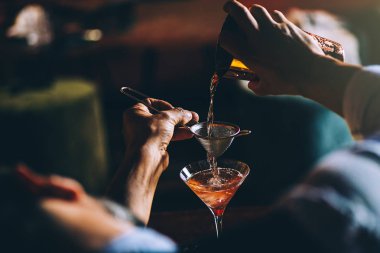 Barmen gece kulübünde kokteyl yapıyor.