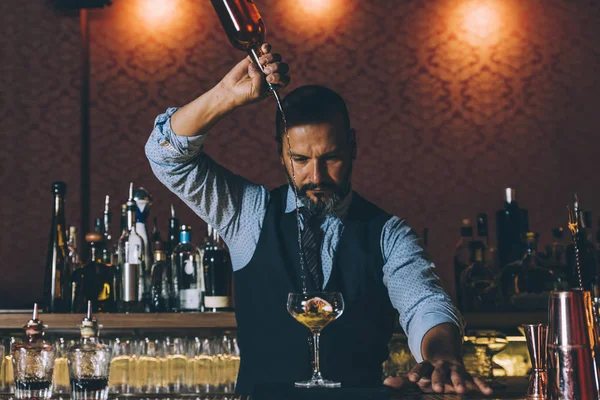 Barman está haciendo cóctel en el club nocturno. . —  Fotos de Stock