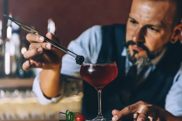 Barman is making cocktail at night club. — Stock Photo, Image